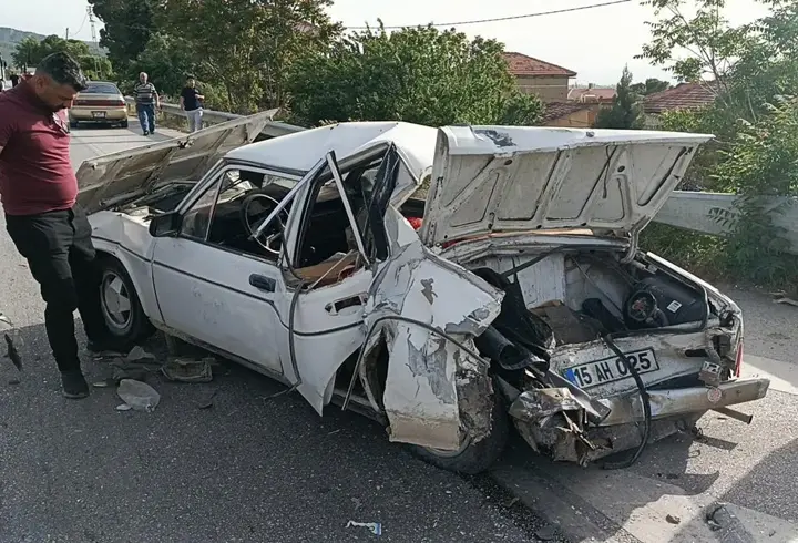 Burdur'da Otomobil ve Kamyonet Çarpıştı: 3 Yaralı