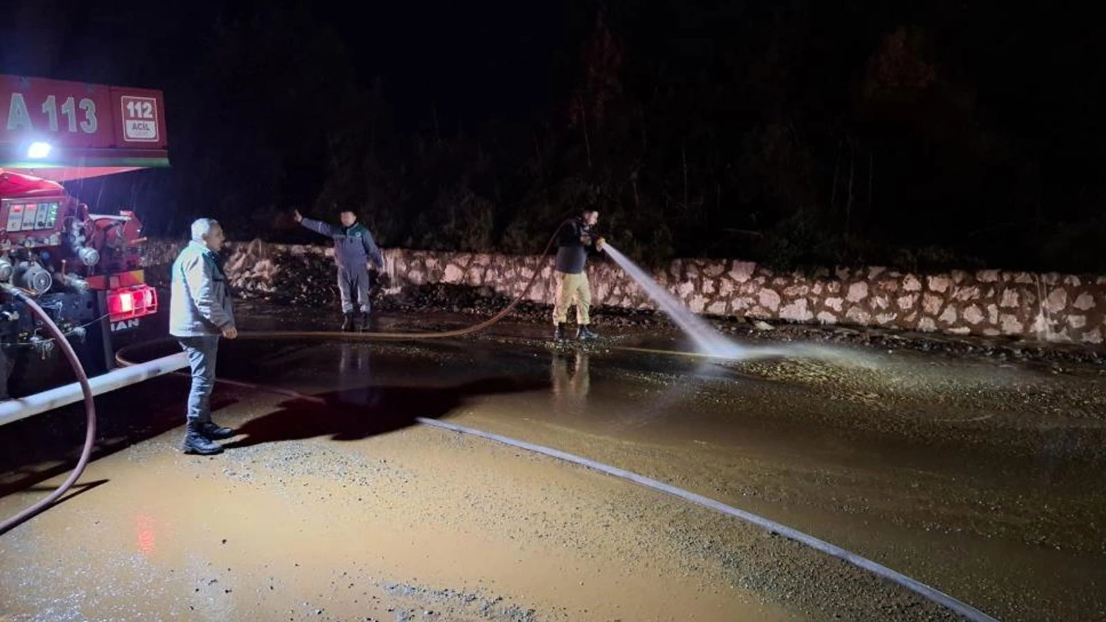 Marmaris'i sağanak yağış vurdu, araçlar suda mahsur kaldı