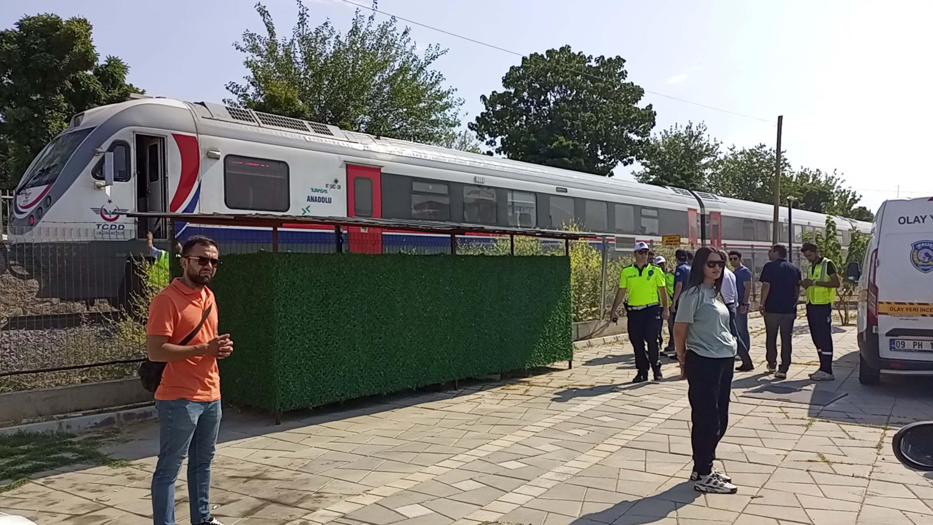 Raylardan geçerken yolcu treni çarptı, feci şekilde öldü