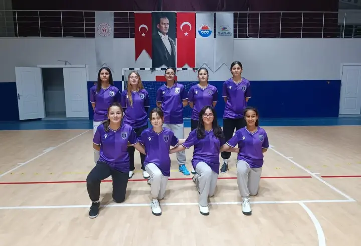 Samsunspor, Marmara Adası Kız Futsal takımını forma ile ödüllendirdi