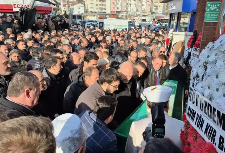 Akrabasının düşmesini engellemek isterken düşüp öldü, toprağa verildi