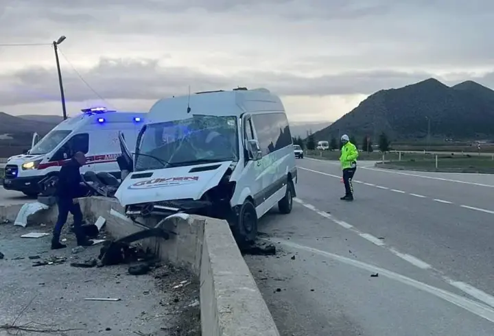 İşçileri taşıyan minibüs, beton bariyere çarptı; 21 yaralı