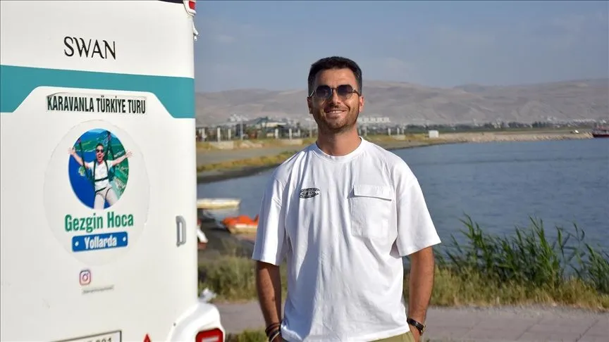 Karavanıyla şehir şehir dolaşarak doğal güzellikleri keşfediyor