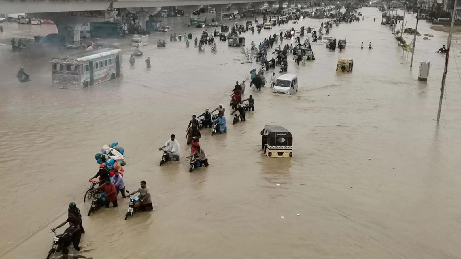 Pakistan'da seller nedeniyle 300 bin kişi tahliye edildi