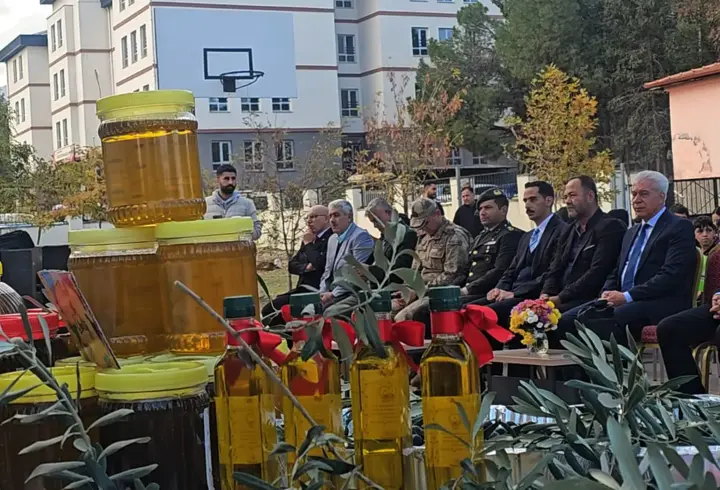 Öğrenciler hasadını yaptığı zeytinin gelirini mehmetçiğe bağışladı