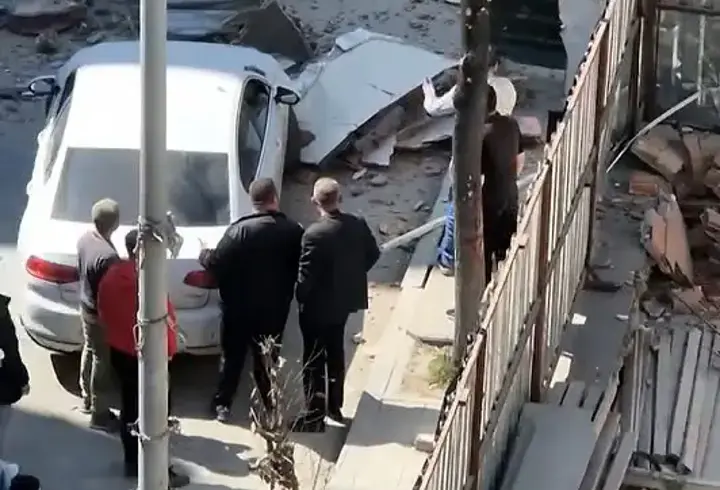 Yıkım sırasında binadan kopan parçalar otomobilin üzerine düştü