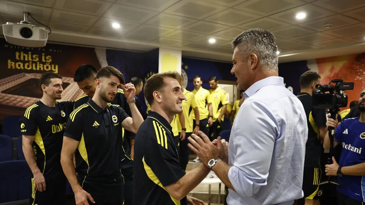 Fenerbahçe başkanı Sadettin Saran futbolcularla bir araya geldi