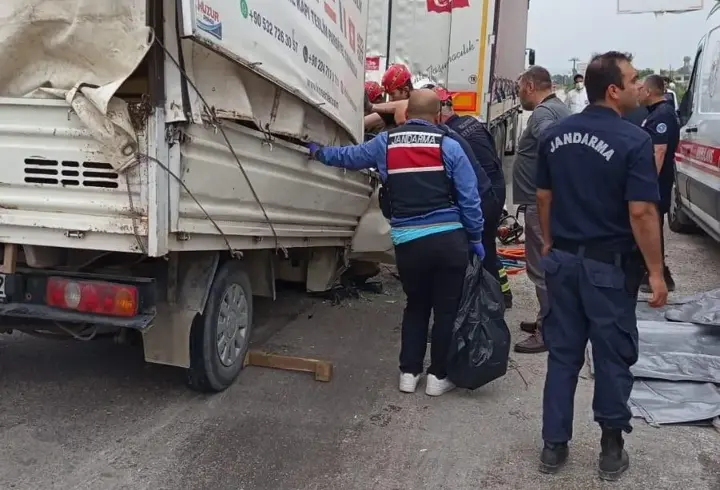 Bursa'da park halindeki araçlara çarpan kamyonetteki 2 kişi öldü; kaza kamerada