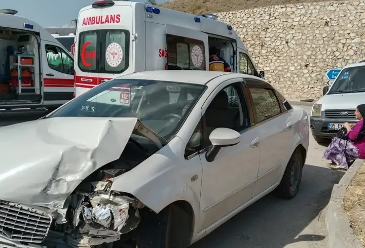 Amasya'da iki otomobil çarpıştı: 5 yaralı
