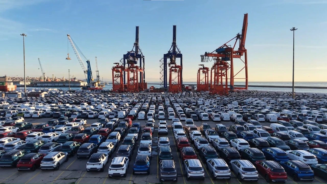 Haydarpaşa oto galerisine döndü: Binlerce araç limanda