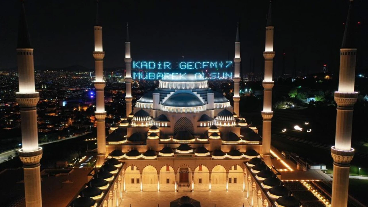 KADİR GECESİ MESAJLARI: 2026'ya özel, dualı, anlamlı, en güzel Kadir Gecesi mesajları...