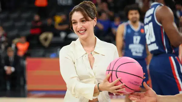 'Pembe Top' 13. Kez Havalandı: Farkındalığın Temsilcisi Cemre Baysel Oldu
