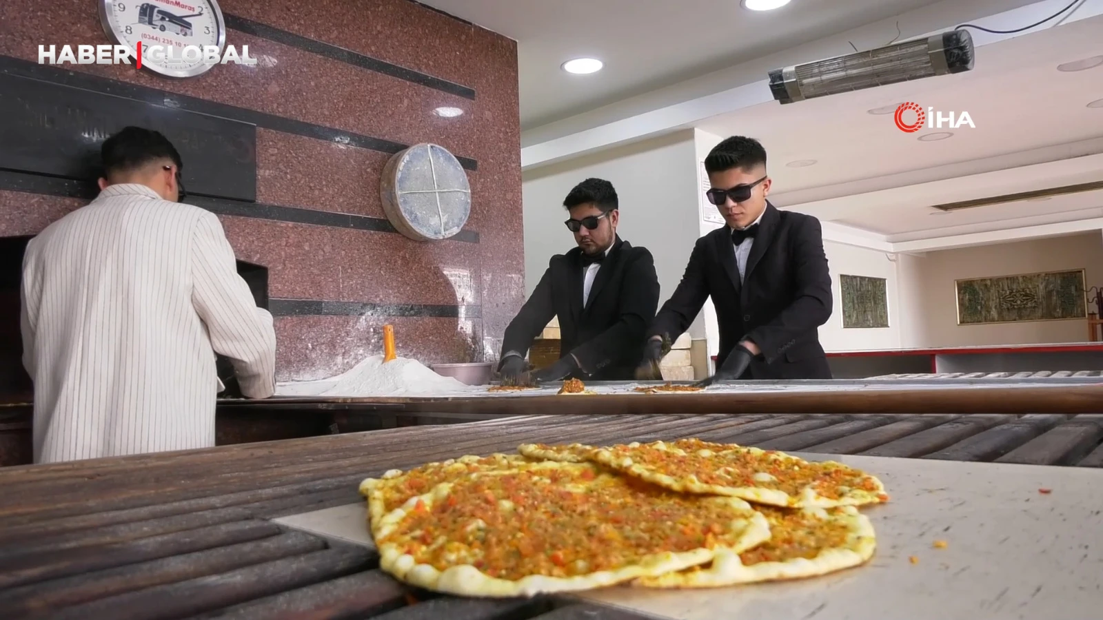Takım elbiseli fırıncılar sosyal medyada gündem oldu