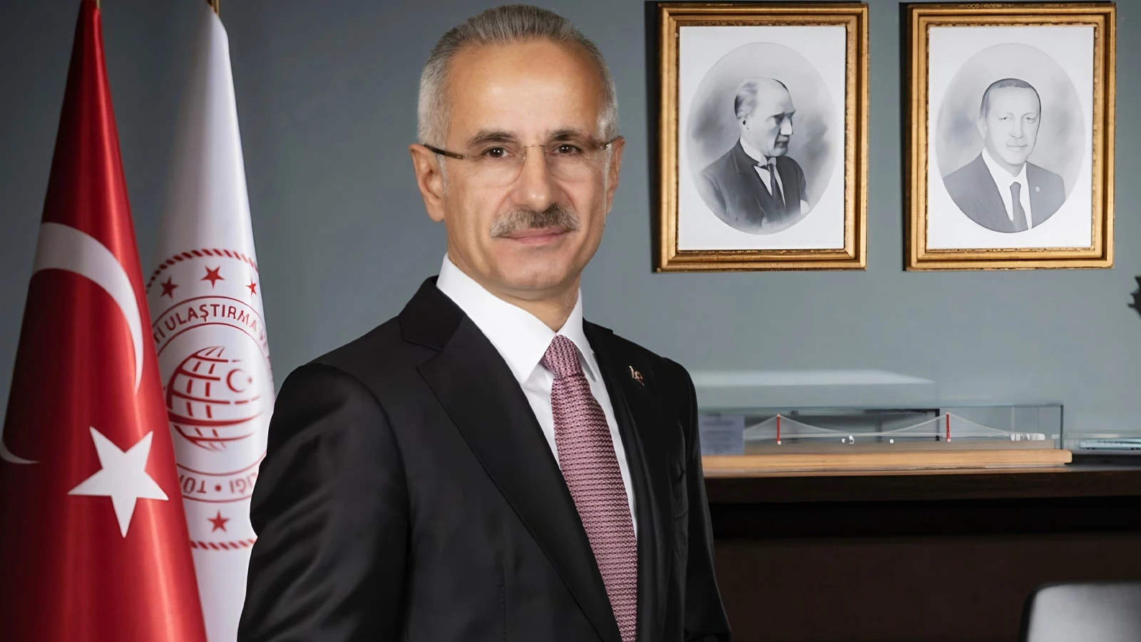 Bakan Uraloğlu duyurdu: Türkiye'nin ürettiği ilk hızlı tren, raylara iniyor