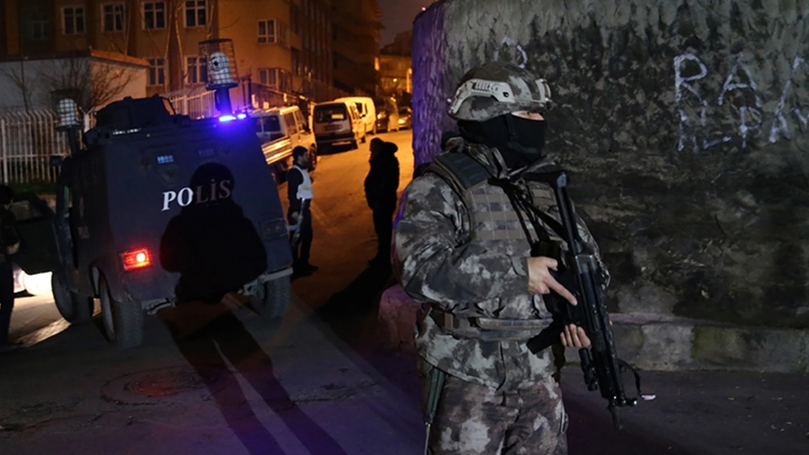 İzmir merkezli DHKP-C operasyonu! Çok sayıda gözaltı var
