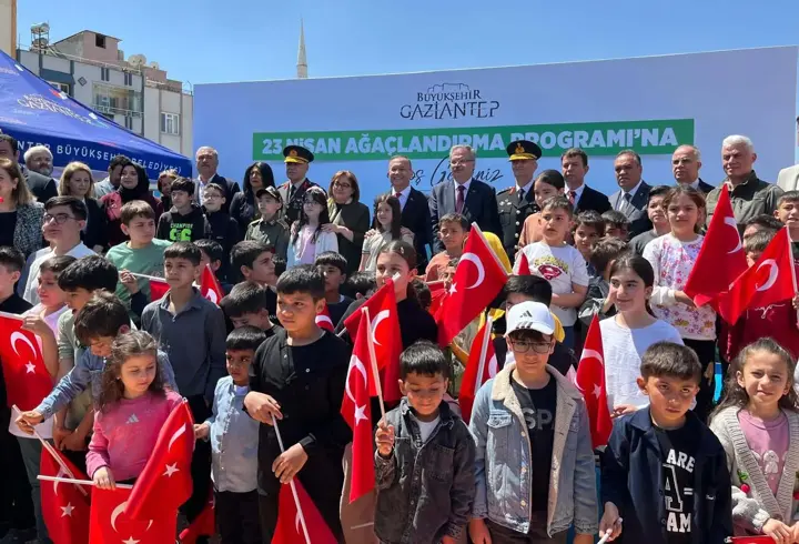 Gaziantep’te öğrenciler 23 Nisan’da fidan dikti