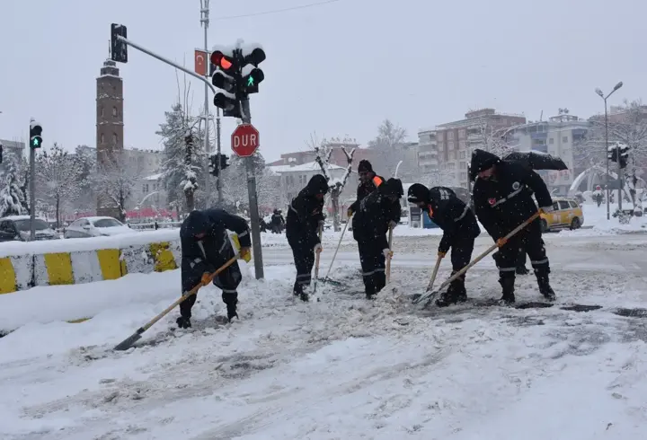 Siirt’te tüm köy yolları kardan kapandı