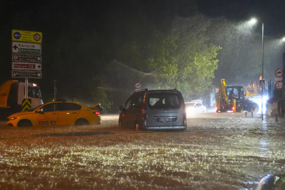 İstanbul'u sağanak ve fırtına vurdu. Yollar göle döndü, araçlar suya gömüldü