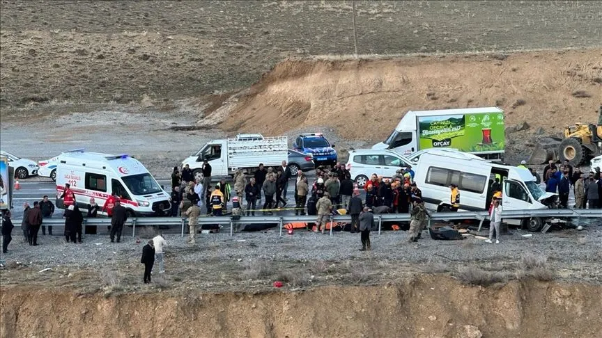 Van'da minibüsle kamyonet çarpıştı, kaza yerine ekipler sevk edildi