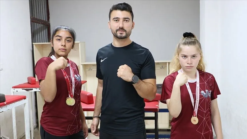 Teneffüste bilek güreşi yaparken keşfedilen Kilisli kızların bileği bükülmüyor