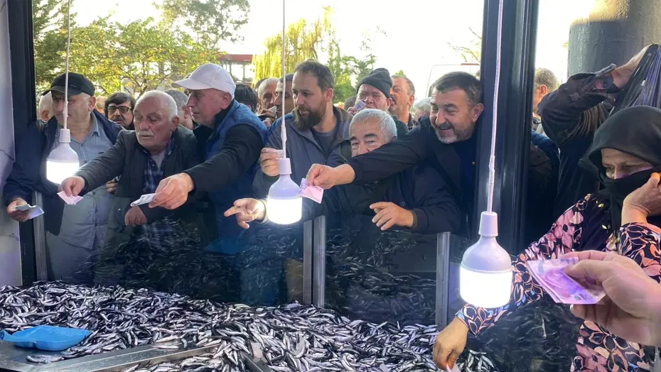 20 liraya düştü, 2 saatte tükendi: Dakikalarca sıra beklediler