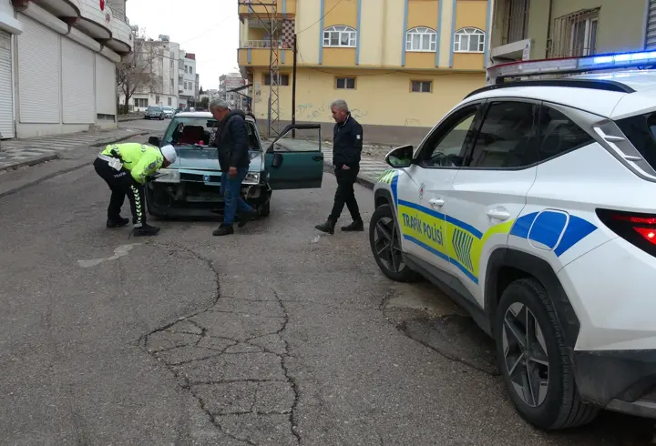 Otomobil ile çarpışan motosikletteki 2 kişi yaralandı
