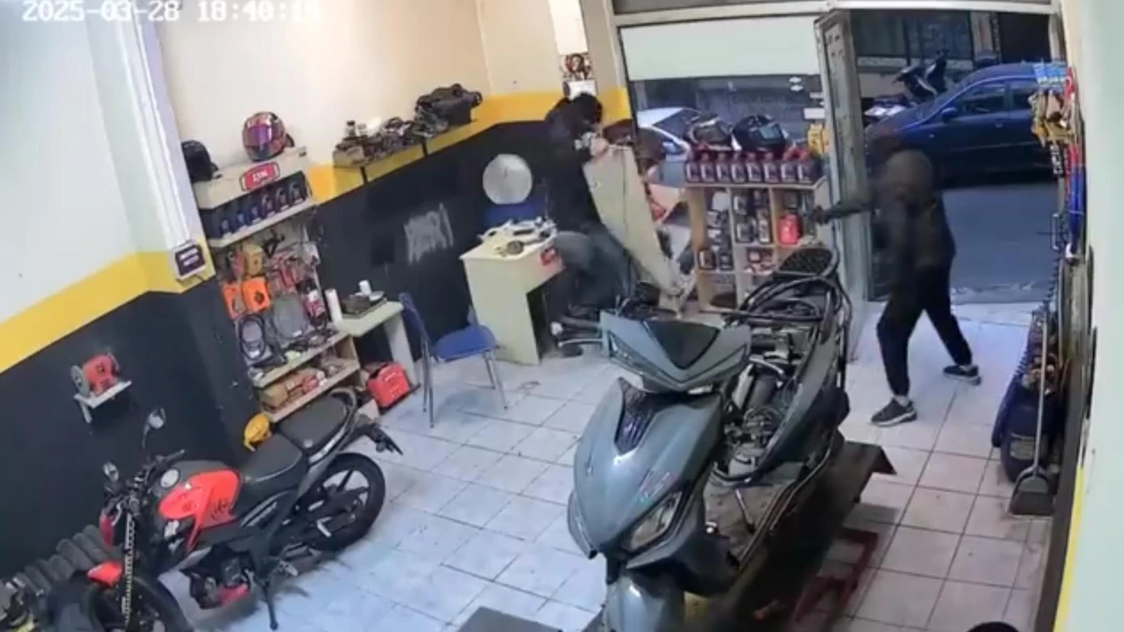 Beyoğlu’nda motosiklet tamirhanesini basıp kurşun yağdırdı