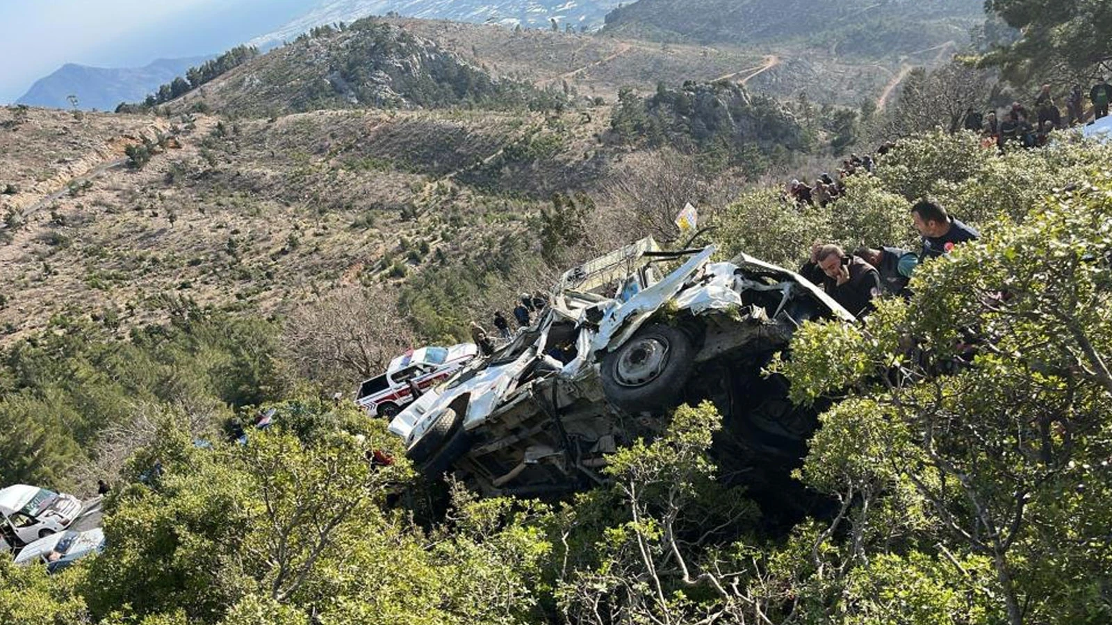 Mersin'de işçi servisi uçurumdan yuvarlandı: 3 kişi hayatını kaybetti