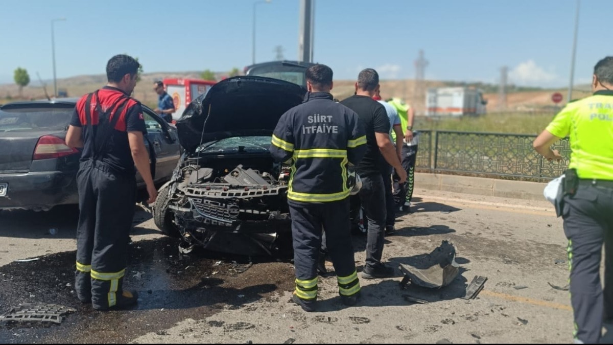 Otomobiller kafa kafaya çarpıştı: 1'i ağır 4 yaralı