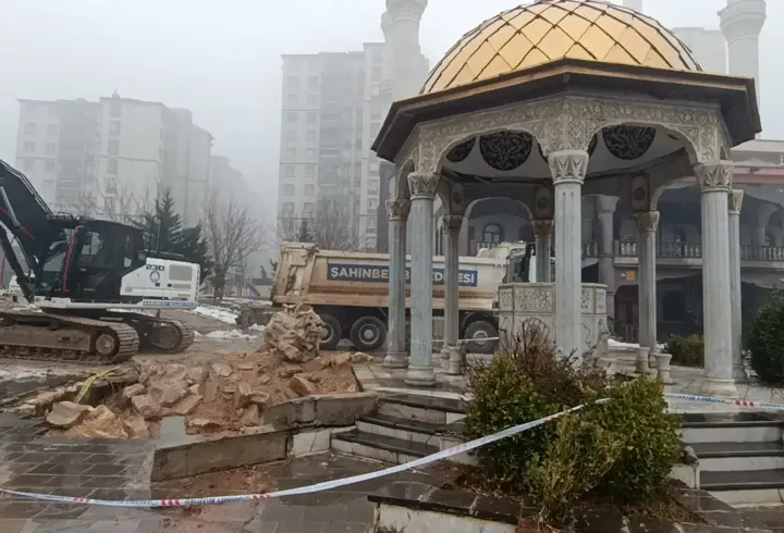Korku dolu anlar: Gaziantep'te sağanak cami avlsunu çökertti
