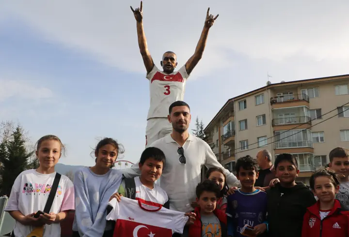 Merih Demiral, Bolu’daki heykelini ziyaret etti