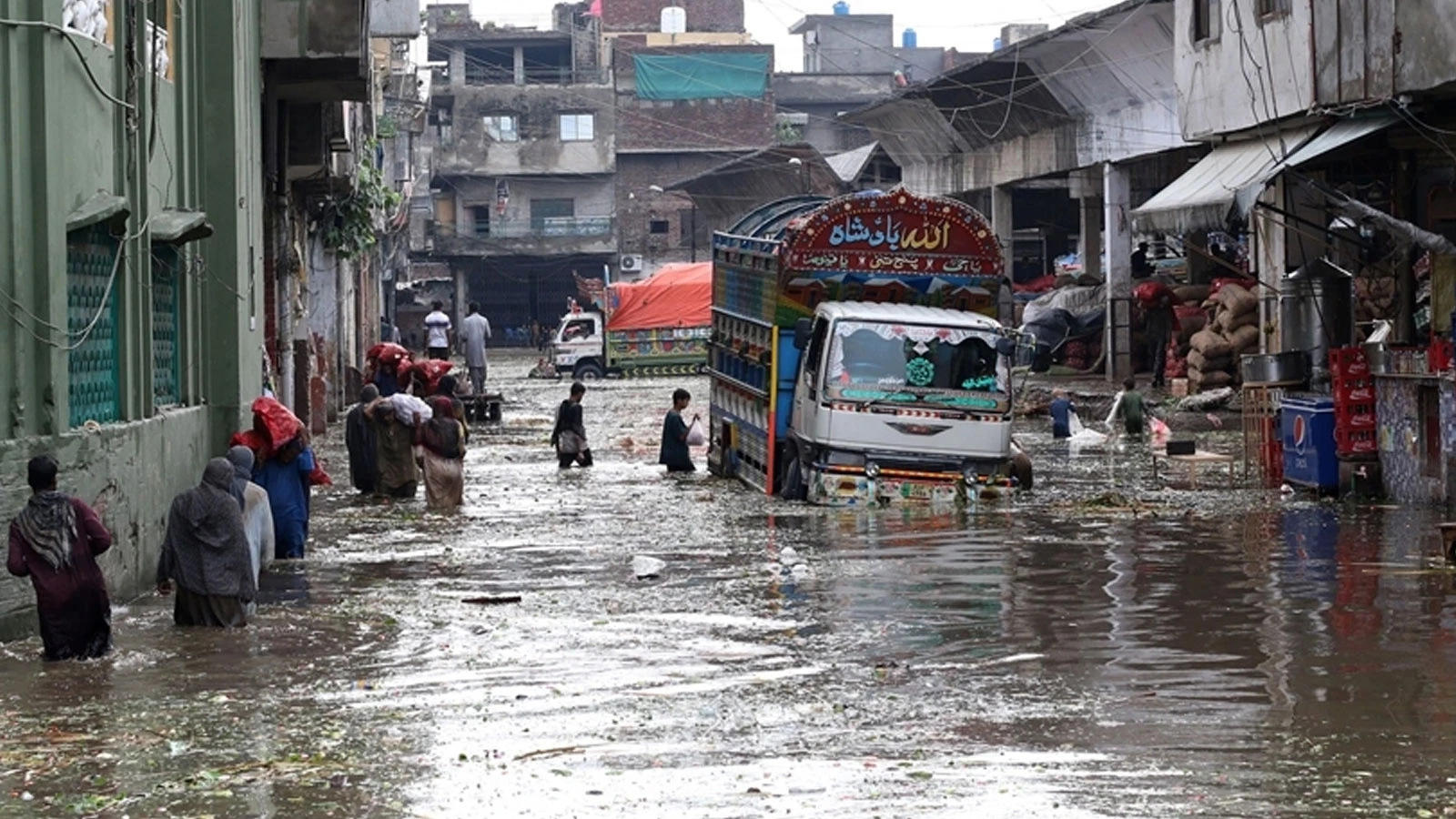 Pakistan'da muson yağmurları nedeniyle 2 ayda 746 kişi öldü