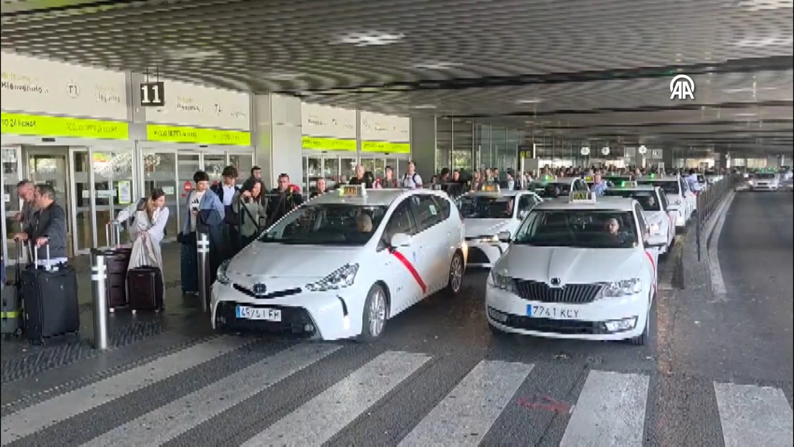 Madrid'de kesinti sonrası taksi duraklarında kuyruk
