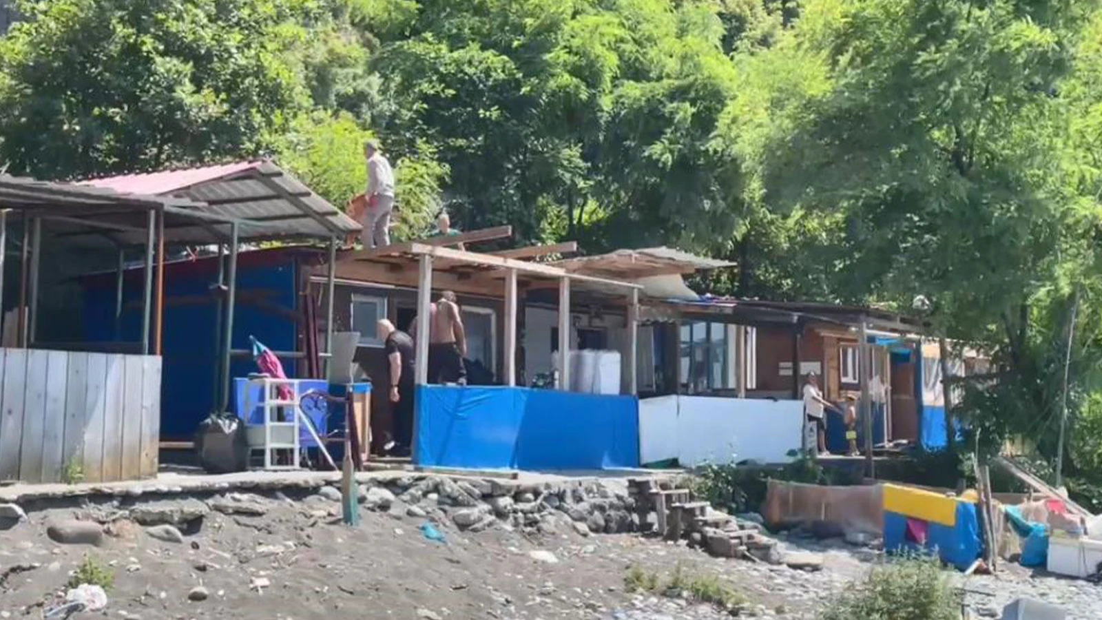 Artvin'in Karadeniz kıyılarındaki kaçak yapılar yıkılıyor
