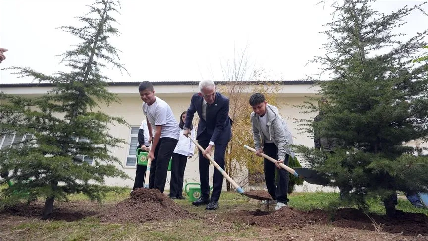 Orman Genel Müdürlüğü, bugüne kadar Ankara'da 320 okulun bahçesine fidan dikti