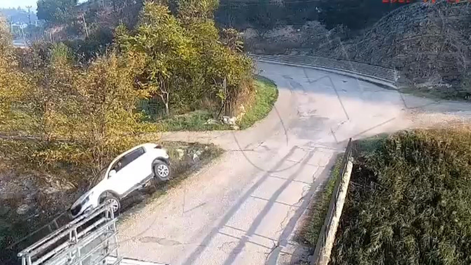 Çocuğun kullandığı otomobil köprüden çaya uçtu: Yaralılar var