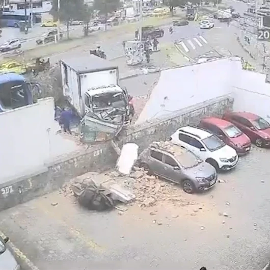 Ekvador'da Feci Kaza: Kamyon Otobüse Çarpıp Duvarı Yıktı
