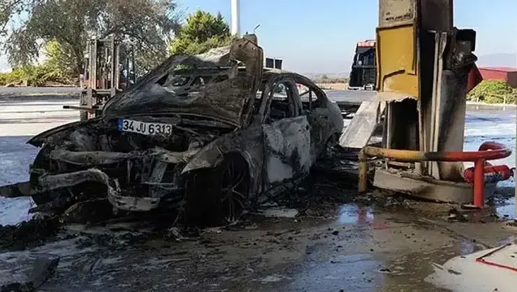 İzmir'de Akaryakıt Pompasına Çarpan Otomobil Alev Aldı