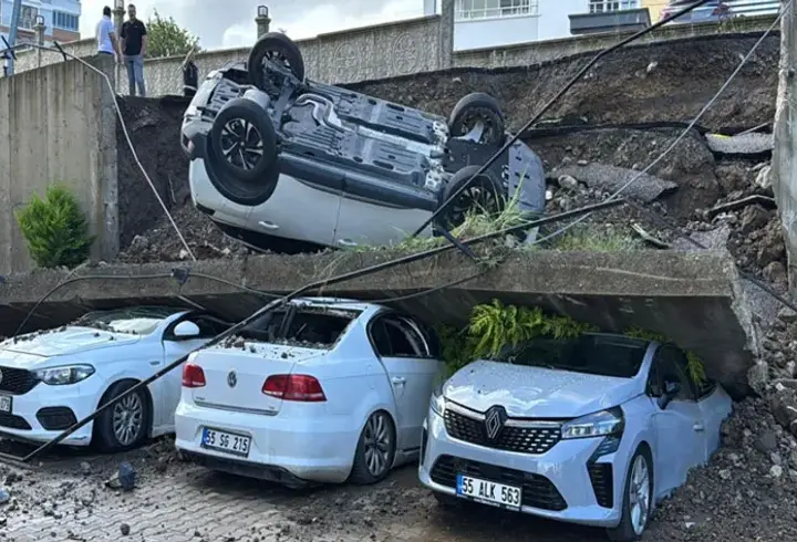 Samsun'da sitenin istinat duvarı yıkıldı; 4 araç hurdaya döndü