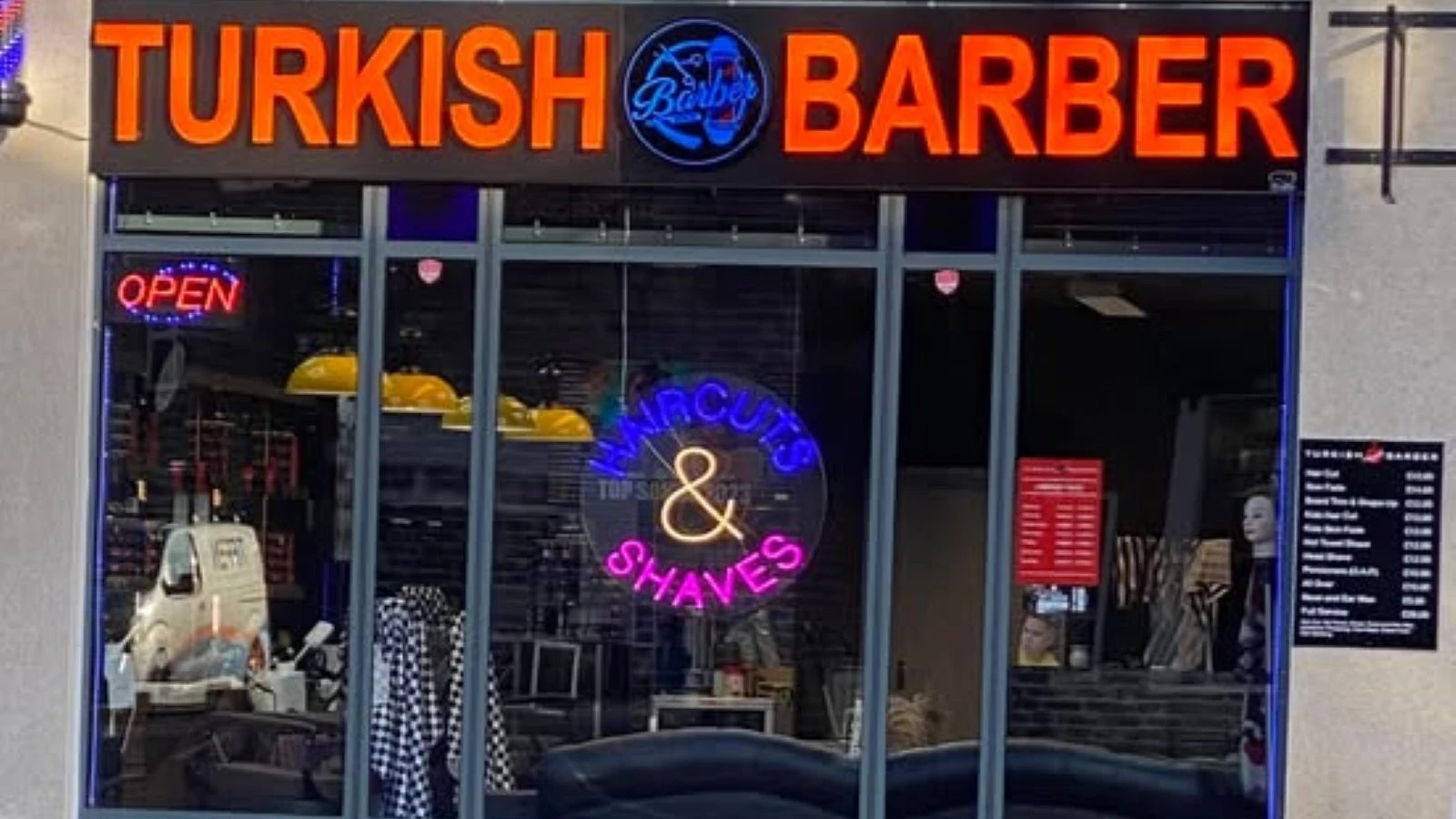 İngiliz orta çağ kasabası kafayı "Türk berber" tabelasıyla bozdu!