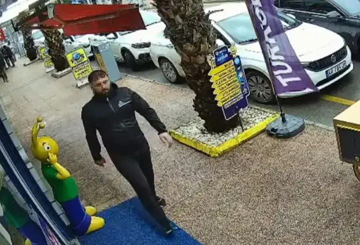 Tabancayla kuyumcuya girip 100 gram altını aldı, havaya ateş açıp kaçtı