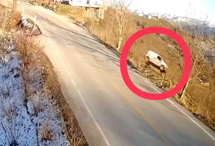 Hafif ticari aracın fındık bahçesine uçtuğu kaza kamerada