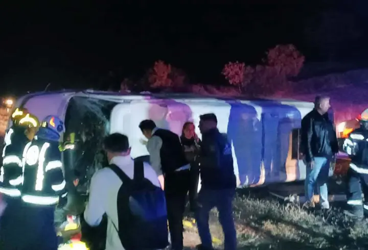 Yolcu otobüsü ile servis minibüsü çarpıştı: 1 ölü, 14 yaralı
