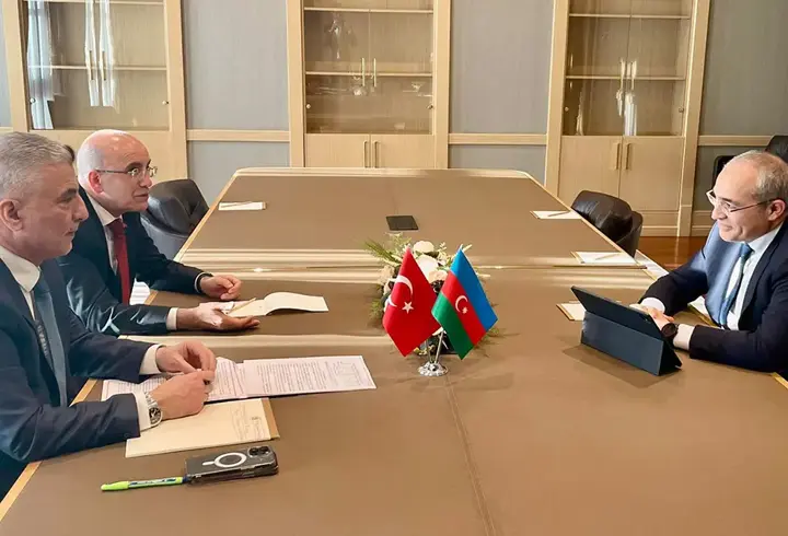 Bakan Şimşek ve Bakan Bolat, Azerbaycan Ekonomi Bakanı Cabbarov ile görüştü
