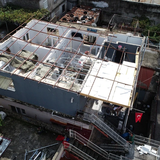 Kuvvetli Rüzgarda Çatısı Uçan Evin Sahibi: Deprem Oldu Sandık