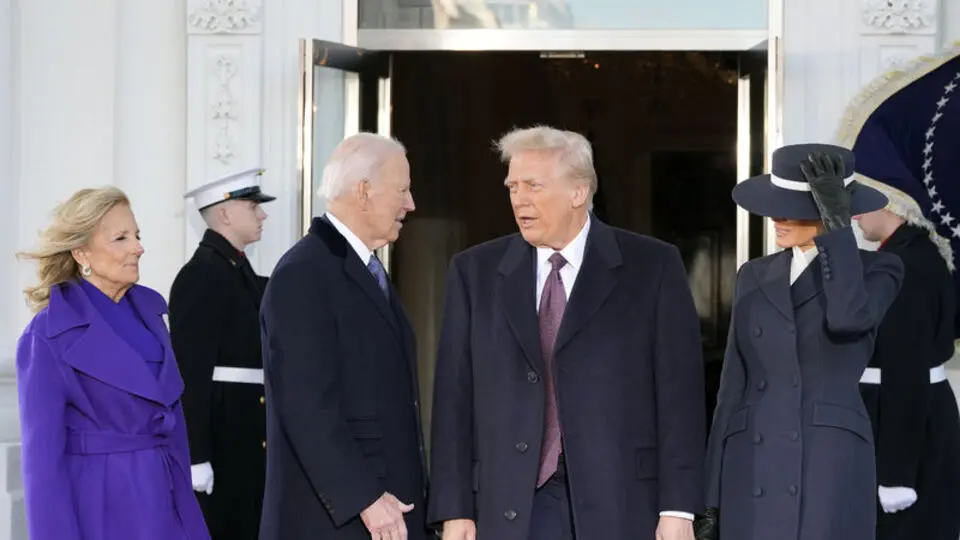 Trump, Biden'ın onayladığı kararnameleri iptal etti