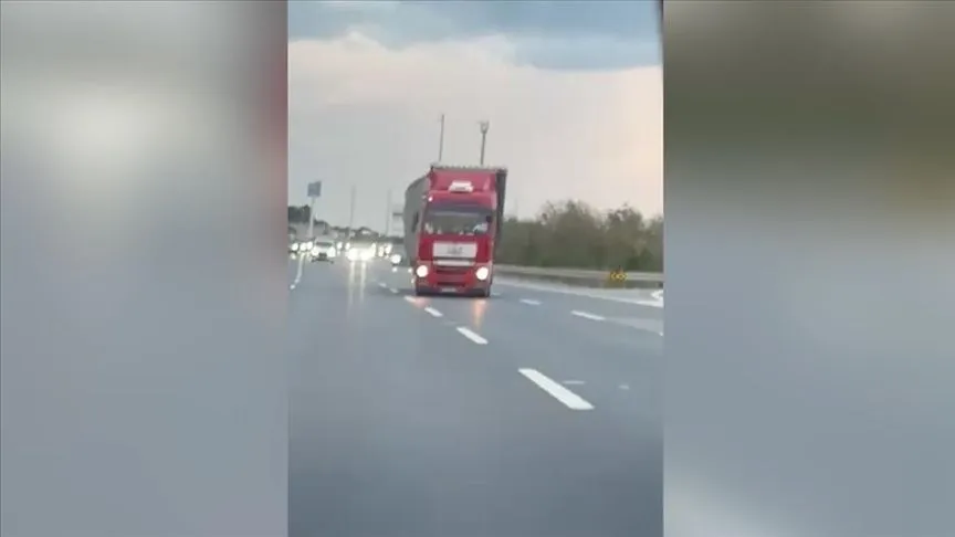 İstanbul'da tırın yolda zikzak çizerek ilerlemesi kamerada