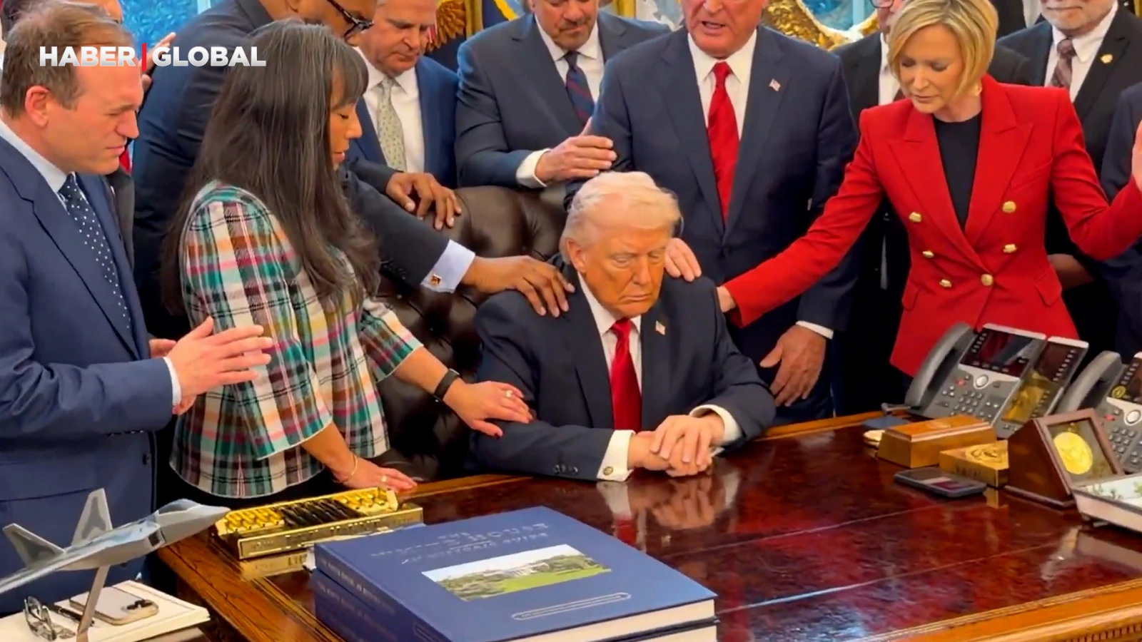 Beyaz Saray'daki dua görüntüleri sosyal medyayı salladı, "Trump'a dokunup..."
