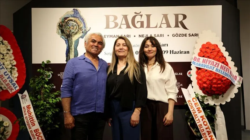Antalya'nın "sanatçı ailesi" sevgiden doğan eserlerini sergide buluşturuyor