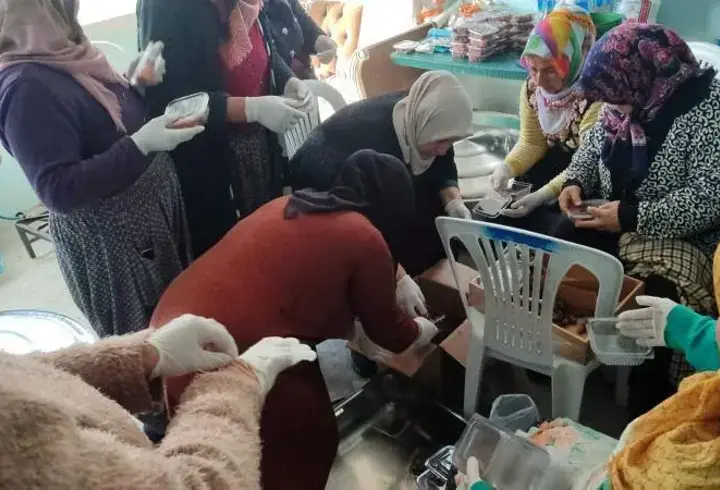 Hatay’da vatandaşlar imece usulü yaşlı vatandaşlara iftar dağıtıyor